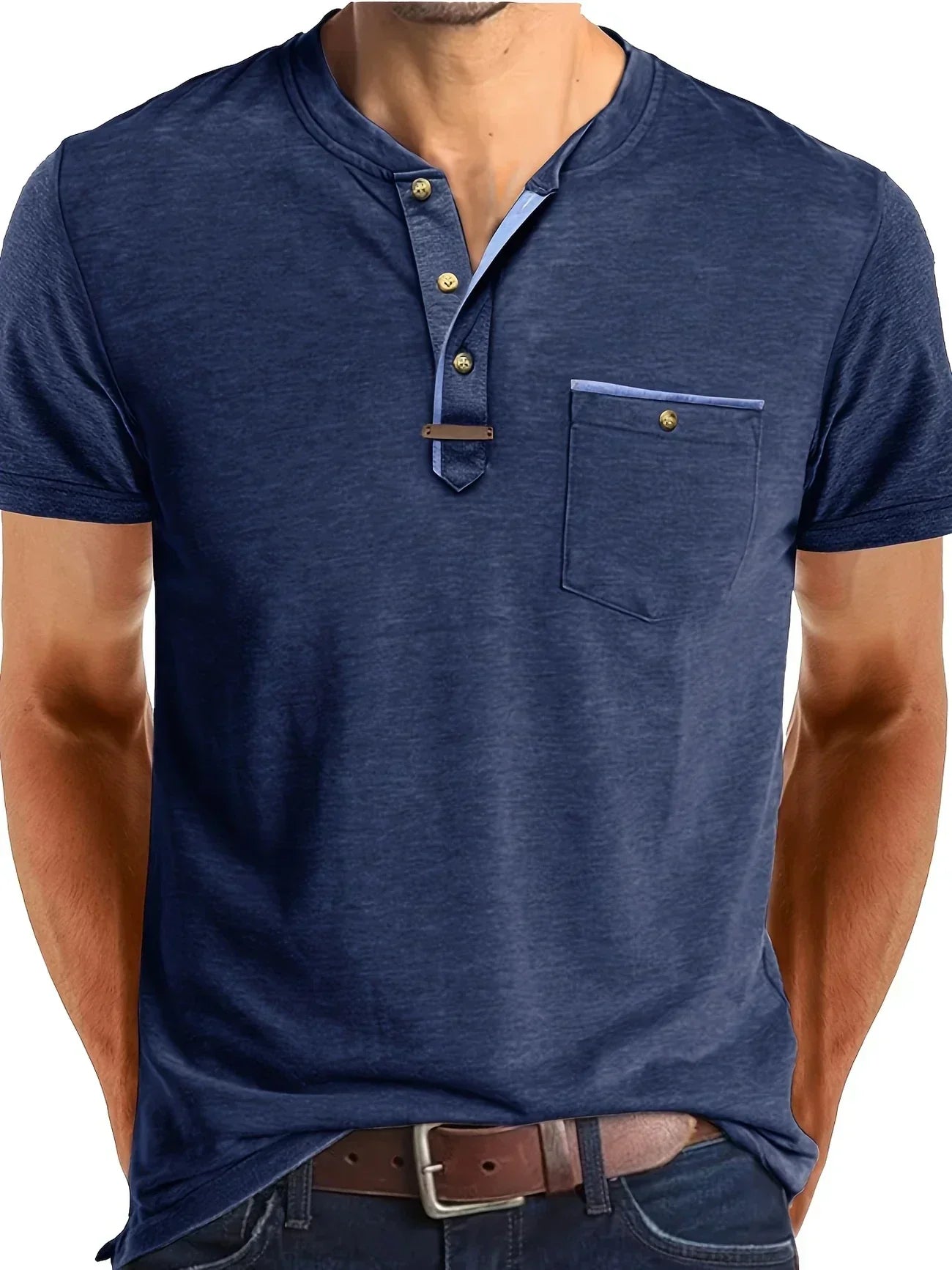 T-shirt elegante con colletto rotondo e tasca