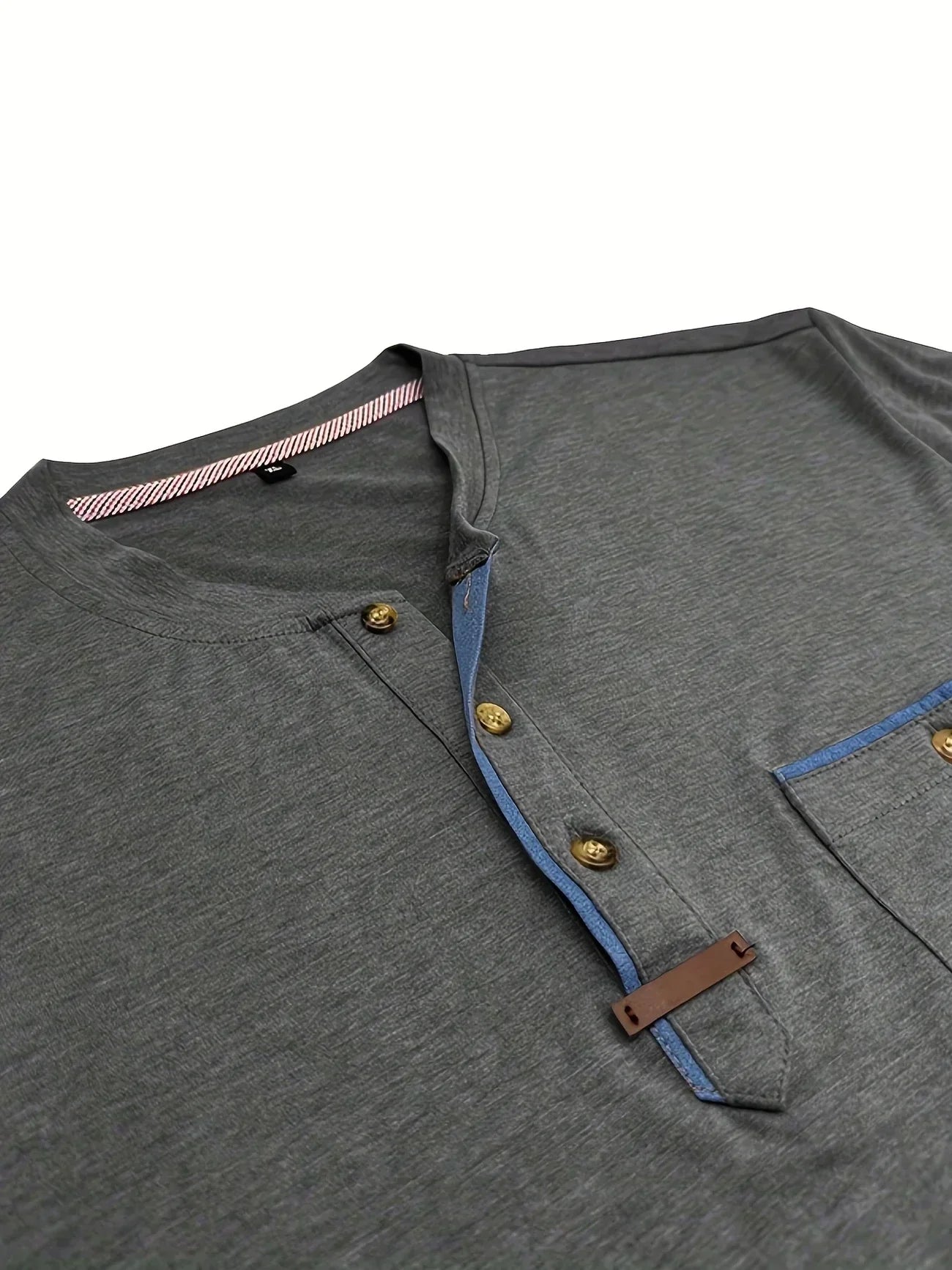 T-shirt elegante con colletto rotondo e tasca